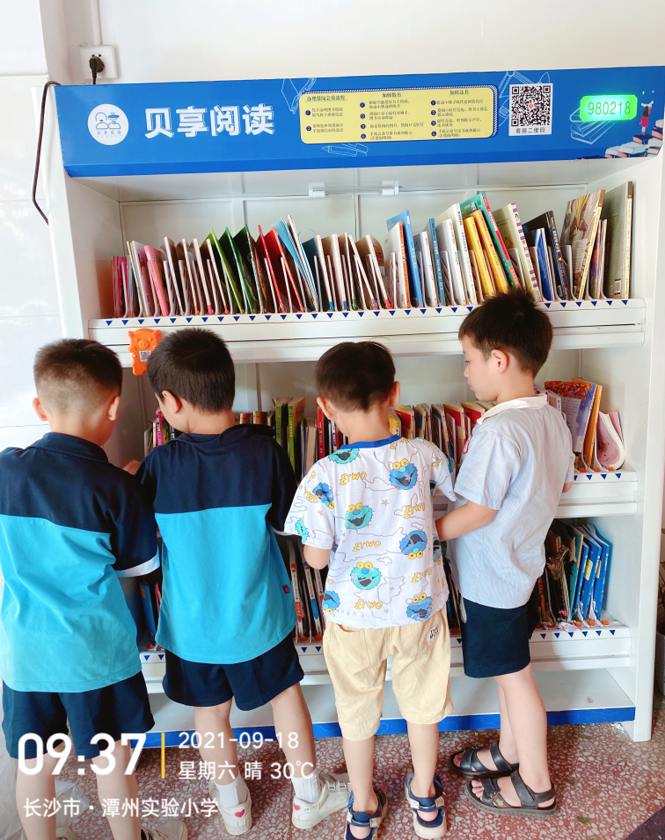 学生使用智慧借阅机